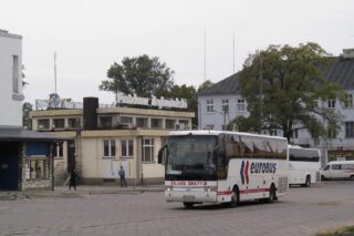 Van Hool T915 Acron #106| P.P.H.U. Trans-Service sp. z o.o. - Katowice| Data:26 września 2015| Miejsce: Piotrków Trybunalski, ul. gen. Roweckiego "Grota", Dworzec PKS Piotrków Trybunalski.| Autor: Krzysztof Kapuściarek|