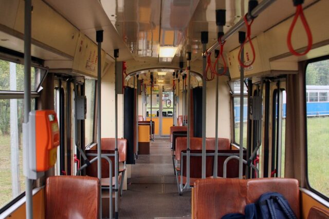 E6 - przestrzeń pasażerska| Miejskie Przedsiębiorstwo Komunikacyjne S.A. w Krakowie| Data: 2008| Miejsce: Kraków, os. Piastów| Autor: Michał Wojtaszek