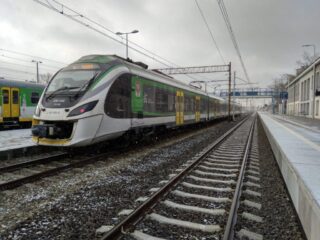 Newag Impuls 45WE-008| Koleje Mazowieckie Sp. z o. o.| Data: 26 listopada 2023| Miejsce: Ostrołęka| Autor: Łukasz Żmudziński