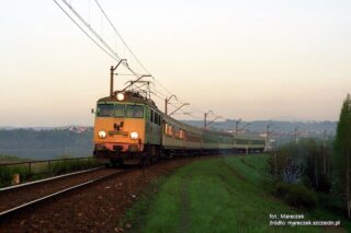 Pafawag 4E EU07-205| PKP Przewozy Regionalne Sp. z o. o.| Data: 30 kwietnia 2005| Miejsce: Pietrzykowice Żywieckie| Autor: Marek Pawlukowicz