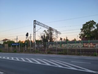 Miejsce katastrofy obecnie - widok z ul. Traktorzystów| Data: 17 sierpnia 2025| Miejsce: Warszawa Ursus| Autor: Jakub Barwiński