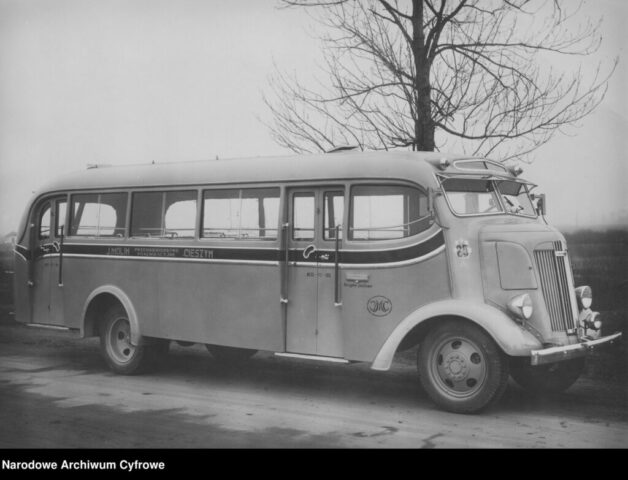 Autobus Przedsiębiorstwa Komunikacyjnego J. Molin w Cieszynie| Takie autobusy kursowały do Bielska| Foto: Narodowe Archiwum Cyfrowe|