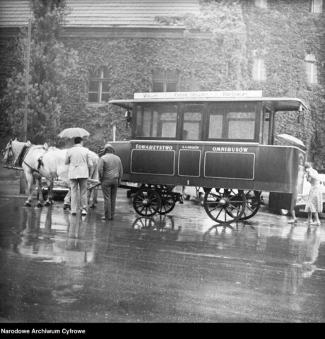 Przykładowy omnibus z Krakowa| Foto: Narodowe Archiwum Cyfrowe, rok 1890|