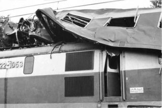 Zniszczony ostatni wagon pociągu ze Szklarskiej Poręby na dachu ET22-1053| Data: 20 sierpnia 1990| Miejsce: Warszawa Ursus| Autor: Piotr Kowalczyk| Źródło: https://www.facebook.com/ZKrawedziPeronu