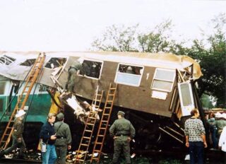 Przeszukiwanie wraku ostatniego wagonu pociągu ze Szklarskiej Poręby| Data: 20 sierpnia 1990| Miejsce: Warszawa Ursus| Autor: Piotr Kowalczyk| Źródło: https://www.facebook.com/ZKrawedziPeronu