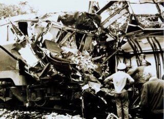 Wrak ET22-1053 po zdjęciu zniszczonego ostatniego wagonu pociągu ze Szklarskiej Poręby| Data: 20 sierpnia 1990| Miejsce: Warszawa Ursus| Autor: Piotr Kowalczyk| Źródło: https://www.facebook.com/ZKrawedziPeronu