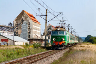 Pafawag 201E ET22-1111| PKP Cargo S.A. (w użyciu PKP Przewozy Regionalne Sp. z o. o.)| Data: 19 sierpnia 2007| Miejsce: Białogard| Autor: Marek Pawlukowicz