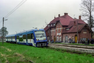 Pesa Bydgoszcz 214M SA106-003| Województwo Warmińsko-Mazurskie (w użyciu Polregio S.A.)| Data: 1 maja 2005| Miejsce: Mikołajki| Autor: Marek Pawlukowicz
