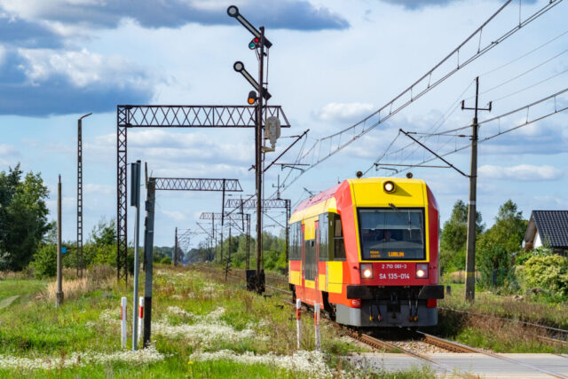 Pesa Mińsk Mazowiecki 214Mb SA135-014| Województwo Podkarpackie (w użyciu Polregio S.A.)| Data: 14 września 2019| Miejsce: Stalowa Wola Rozwadów Towarowa| Autor: Marek Pawlukowicz