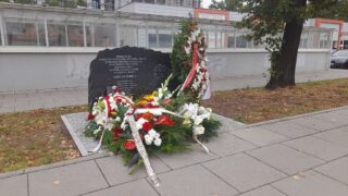 Pomnik upamiętniający ofiary katastrofy| Data: 20 sierpnia 2024| Miejsce: Warszawa Ursus, rejon miejsca katastrofy| Autor: Paweł Makowiec „Kuracyja”| Źródło: www.commons.wikimedia.org