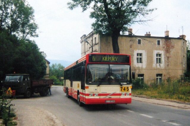 Volvo B10BLE 6x2 #745| Miejski Zakład Komunikacyjny Sp. z o. o. w Jeleniej Górze| Data: 2 lipca 2000| Miejsce: Jelenia Góra (Cieplice), ul. Wolności/ ul. Wróblewskiego| Autor: Leszek Peczyński