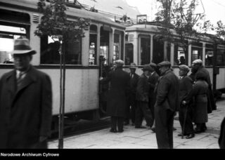 Tramwaj typu Nordwaggon Bremen| Przystanek przy ul. 3 Maja| Data:1933| Narodowe Archiwum Cyfrowe|