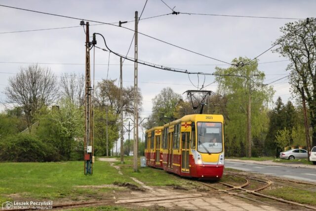 wagon 805N #2023| Miejskie Przedsiębiorstwo Komunikacyjne - Łódź sp. z o.o.| Data: 30 kwietnia 2017| Miejsce: Pabianice, pętla Duży Skręt| Autor: Leszek Peczyński|