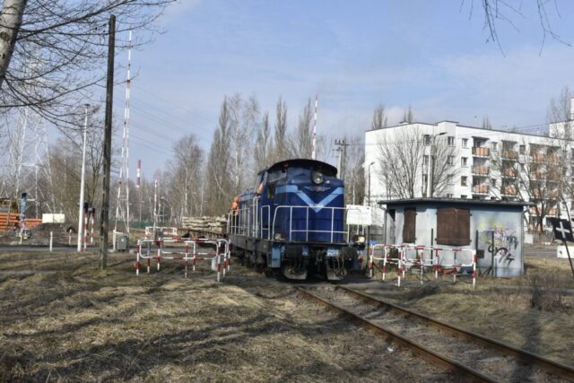 SM42-2351 na skrzyżowaniu| Sosnowiec ul. Wjska Polskiego| 08.03.2023| Autor: Tomasz Kowal|