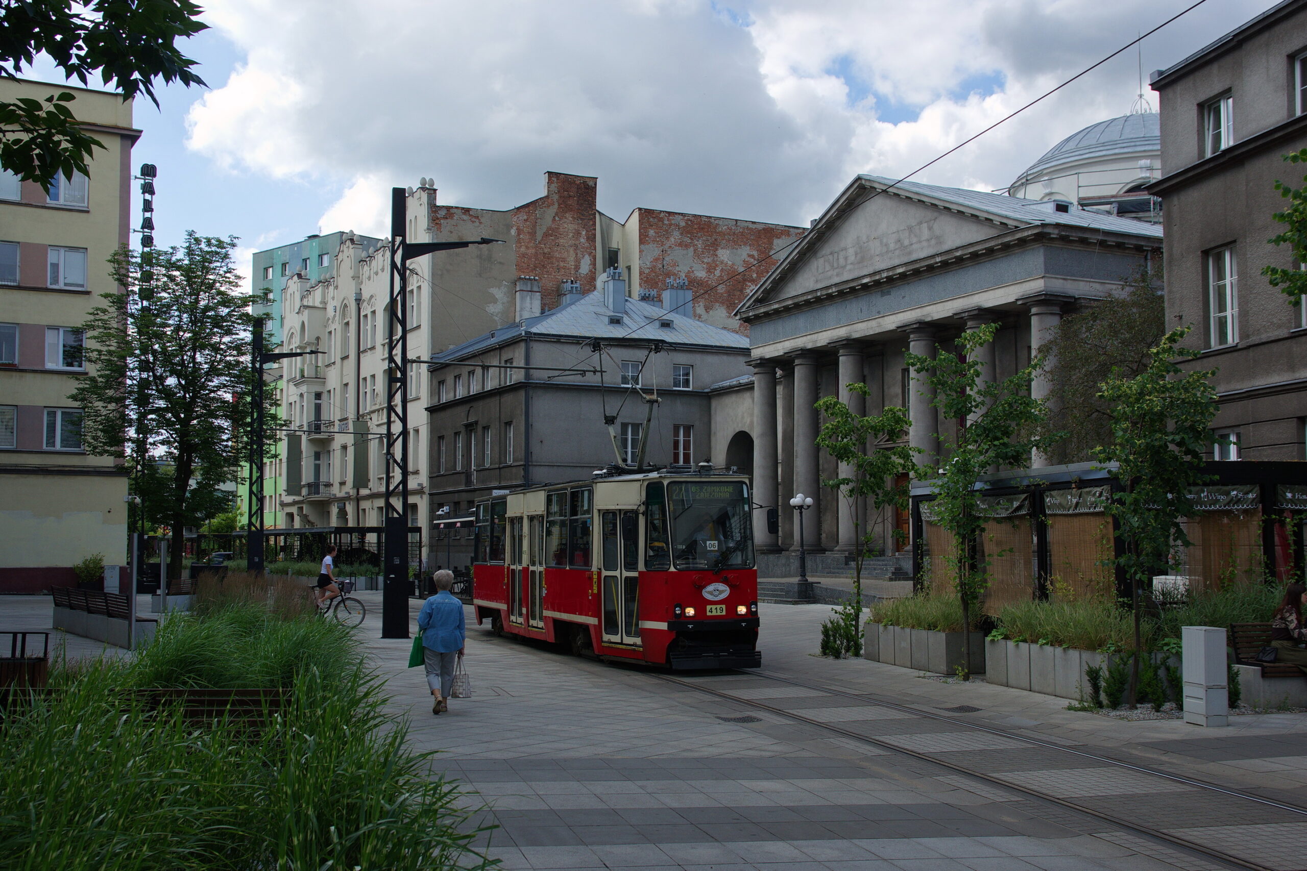 Czerwony tramwaj jadący ulicą w centrum Sosnowca - miejskie pejzaże i architektura