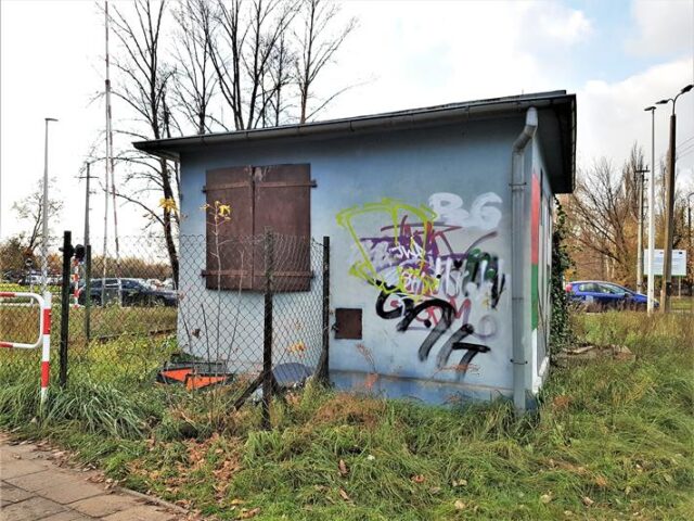 Budka Dróżnika| Sosnowiec, ul. Wojska Polskiego| Listopad 2022| Autor: Karolina Kot|
