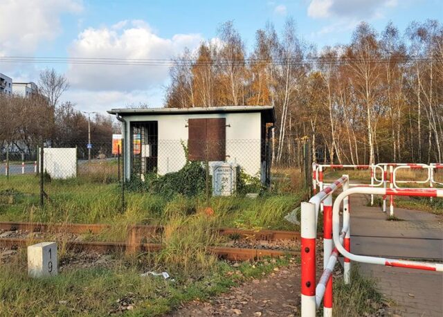 Budka dróżnika i przejście| Sosnowiec, ul. Wojska Polskiego| Listopad 2022| Autor: Karolina Kot|