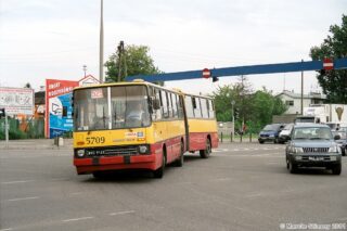 Ikarus 280.70E #5709| Miejskie Zakłady Autobusowe sp. z o.o. w Warszawie| Data: 8 sierpnia 2001 r.| Miejsce: Warszawa, skrzyżowanie ul. Płowieckiej i Ostrobramskiej| Autor: Marcin Stiasny|