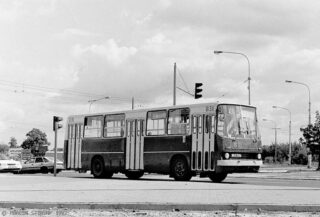 Ikarus 260.04 #831| Miejskie Zakłady Komunikacyjne w Warszawie| Data: 6 września 1993 r.| Miejsce: Piaseczno, skrzyżowanie ul. Gen. Okulickiego i Puławskiej| Autor: Marcin Stiasny|