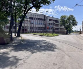 Trójkąt tramwajowy widok z ul. Staszica – po prawej przystanek Konstantynów Okrzei| Sosnowiec ul. Okrzei/ul Staszica| Data: 9 sierpnia 2025| Autor: Konrad Łazarz|