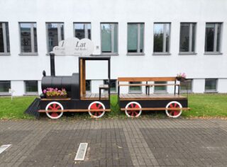 Symboliczna pamiątka rocznicowa 140-lecia GKW | Starostwo Powiatowe w Gnieźnie | Data: 30.08.2025 | Miejsce: Gniezno, ulica Jana Pawła II | Autor zdjęcia: Paweł Pieńkowski |