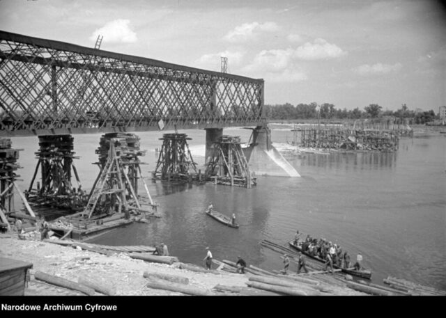 Most Kierbedzia w trakcie rozbiórki| Rok 1947| Narodowe archiwum Cyfrowe|