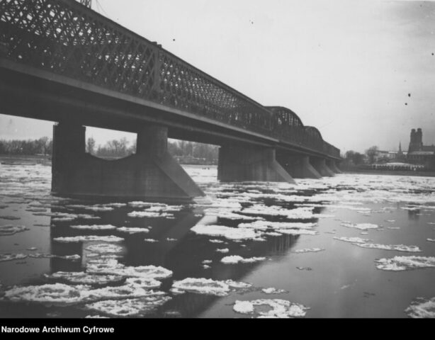 Widok na Most Kierbedzia z lewego brzegu Wisły| Narodowe Archiwum Cyfrowe|