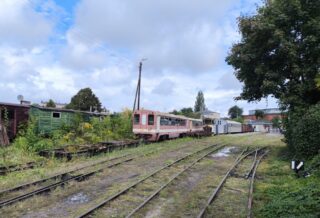 Wagon transporterowy typu Tddyyhp| Biuro Utrzymania i Eksploatacji Gnieźnieńskiej Kolei Wąskotorowej | Data: 30.08.2025 | Miejsce: Gniezno Wąskotorowe | Autor zdjęcia: Paweł Pieńkowski |