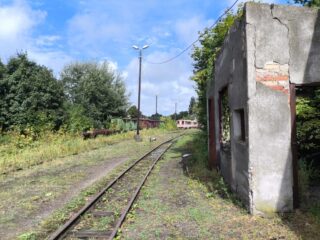 Wjazd na stację Gniezno Wąskotorowe | Biuro Utrzymania i Eksploatacji Gnieźnieńskiej Kolei Wąskotorowej | Data: 30.08.2025 | Miejsce: Gniezno Wąskotorowe | Autor zdjęcia: Paweł Pieńkowski |