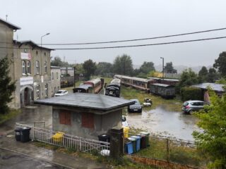 Widok na stację Gniezno Wąskotorowe | Biuro Utrzymania i Eksploatacji Gnieźnieńskiej Kolei Wąskotorowej | Data: 30.08.2025 | Miejsce: Gniezno Wąskotorowe | Autor zdjęcia: Paweł Pieńkowski |