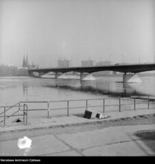 Most Śląsko-Dąbrowski| Na horyzoncie kościół p.w. św. Michała i św. Floriana na Pradze| Rok 1972| Narodowe Archiwum Cyfrowe|