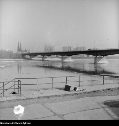 Most Śląsko-Dąbrowski| Na horyzoncie kościół p.w. św. Michała i św. Floriana na Pradze| Rok 1972| Narodowe Archiwum Cyfrowe|
