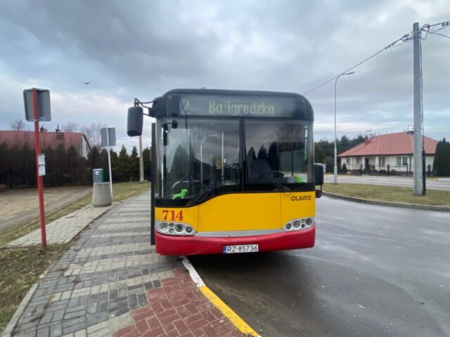Solaris Urbino 12 I #714 Miejskie Przedsiębiorstwo Komunikacyjne w Rzeszowie Sp. z o.o. Data: 10 lutego 2022 Miejsce: Rzeszów, ul. Kardynała Karola Wojtyły Autor: Piotr Tunicki