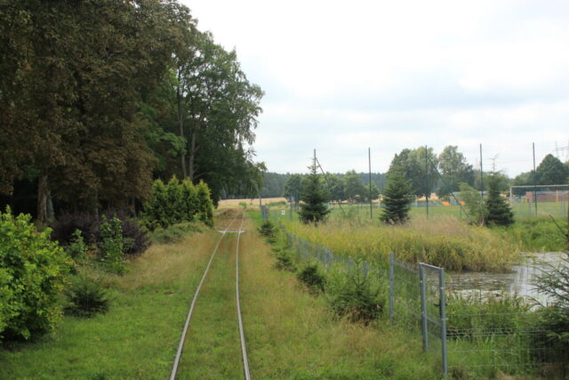Widok na odcinek Rosnowo - Manowo | Towarzystwo Koszalińskiej Kolei Wąskotorowej | Data: 14.07.2018 | Miejsce: Manowo (okolice stadionu) | Autor zdjęcia: Paweł Pieńkowski |