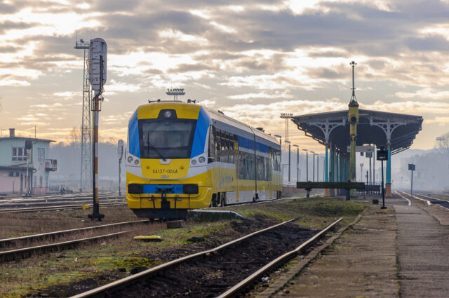 Newag 220M SA137-004| Województwo Opolskie (użytkowany przez Polregio S.A.)| Data: 6 lutego 2016| Miejsce: Nysa| Autor: Mateusz Gadziński