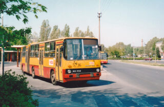 Ikarus 280.70E #5736| Miejskie Zakłady Autobusowe m. st. Warszawy| Data: maj 2002 r.| Miejsce: Warszawa, pętla "Huta"| Autor: Adam Szymański (z archiwum Jacka Pudło)|