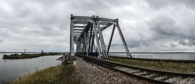 LK 31 - Mosty na grobli na Zalewie Siemianówka (splot linii normalno- i szerokotorowej)| Data: 14 lipca 2012| Autor: Paweł Skup| Źródło: www.bazakolejowa.pl