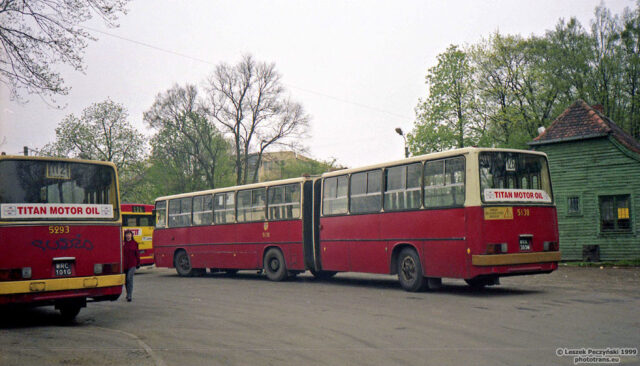 Ikarus 280.26 #5132| Miejskie Przedsiębiorstwo Komunikacyjne Sp. z o. o. - Wrocław| Data: 11 kwietnia 1999| Miejsce: Wrocław, al. Karkonoska (pętla Krzyki)| Autor: Leszek Peczyński