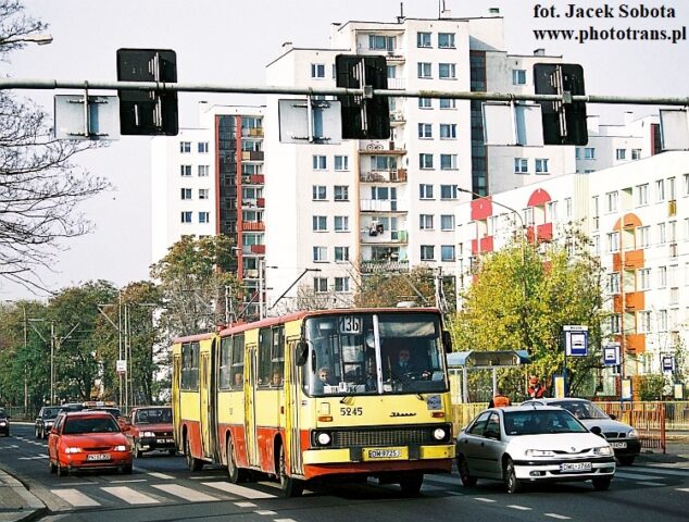 Ikarus 280.26 #5245| Miejskie Przedsiębiorstwo Komunikacyjne Sp. z o. o. - Wrocław| Data: 4 listopada 2004| Miejsce: Wrocław, ul. Hallera| Autor: Jacek Sobota