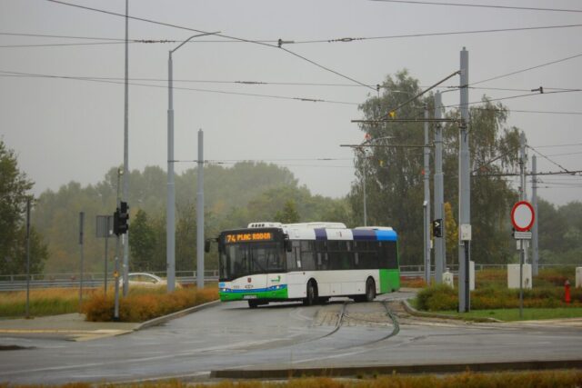 Solaris Urbino 12 1111 | SPA Klonowica sp. z o.o. | Data: 12 października 2025 | Miejsce: Szczecin, wyjazd z pętli „Osiedle Zawadzkiego” | Autor zdjęcia: Paweł Pieńkowski |