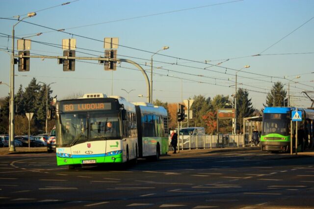 Solaris Urbino 18 1161 | SPA Klonowica sp. z o.o. | Data: 20 stycznia 2026 | Miejsce: Szczecin, skrzyżowanie ulicy Majdańskiego i Arkońskiej | Autor zdjęcia: Paweł Pieńkowski |