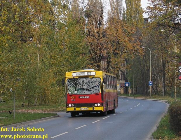 Jelcz 120MM/1 #9021| Miejskie Przedsiębiorstwo Komunikacyjne Sp. z o. o. - Wrocław| Data: 3 listopada 2004| Miejsce: Wrocław, ul. Sołtysowicka| Autor: Jacek Sobota