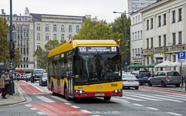 Solaris Urbino 12 IV electric #1928| Miejskie Zakłady Autobusowe sp. z o.o. w Warszawie| Data: 16 października 2025 r.| Miejsce: Warszawa, ul. Świętokrzyska| Autor: Grzegorz Macura| Źródło: www.phototrans.pl|