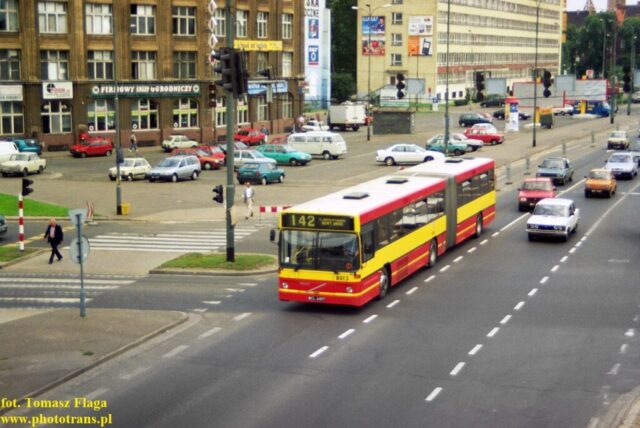 Volvo B10MA #8013| Miejskie Przedsiębiorstwo Komunikacyjne Sp. z o. o. - Wrocław| Data: 11 lipca 1999| Miejsce: Wrocław, Plac 1-go Maja (obecnie Plac Jana Pawła II)| Autor: Tomasz Flaga