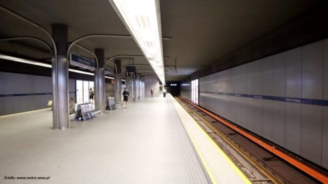 Peron stacji metra "Ratusz-Arsenał"| Źródło: www.metro.waw.pl|