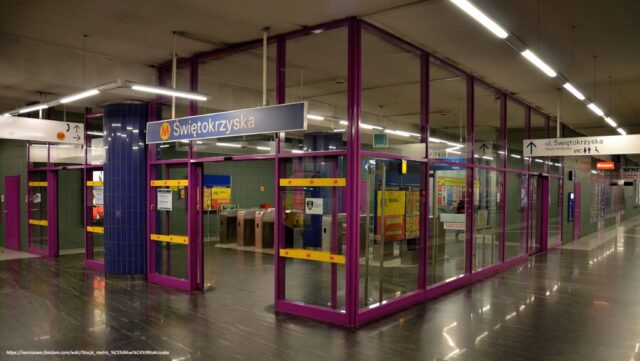 Stacja metra M1 "Świętokrzyska"| Wejście z pasażu handlowego na peron linii M1| Źródło: warszawa.fandom.com/wiki/Stacja_metra_Świętokrzyska|
