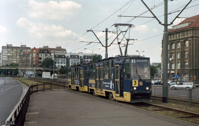105Na #2310+2297| Miejskie Przedsiębiorstwo Komunikacyjne Sp. z o. o. – Wrocław| Data: sierpień 2003| Miejsce: Wrocław, ul. Legnicka/ pl. Solidarności/ pl. Jana Pawła II| Autor: Łukasz Musiał