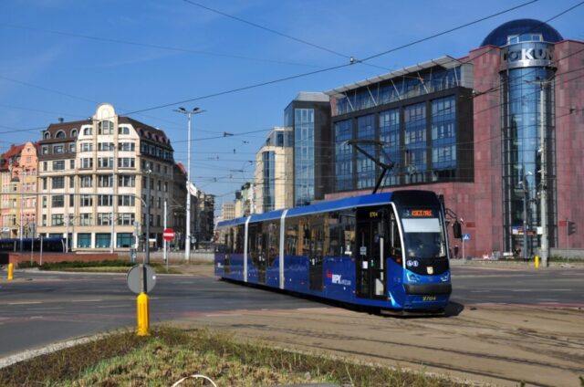 Protram/Modertrans 205WrAs MF17AC #2704| Miejskie Przedsiębiorstwo Komunikacyjne Sp. z o. o. – Wrocław| Data: 31 marca 2021| Miejsce: Wrocław, Plac Dominikański| Autor: Jacek Sobota