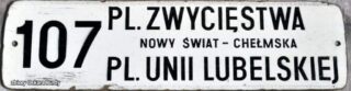 Tablica boczna linii nr 107, malowana szablonem na płycie. Trasa z lat 1989-1990| zbiory Oskara Burdy|