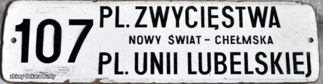 Tablica boczna linii nr 107, malowana szablonem na płycie. Trasa z lat 1989-1990| zbiory Oskara Burdy|